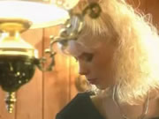 Белокурая красотка и мужчина наслаждаются сексуальным наслаждением